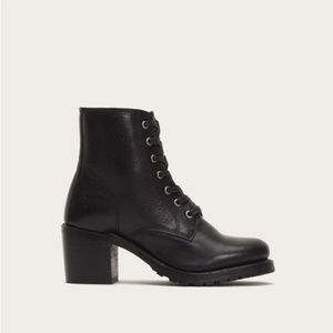 Frye Boots Sabrina 6G Lace up